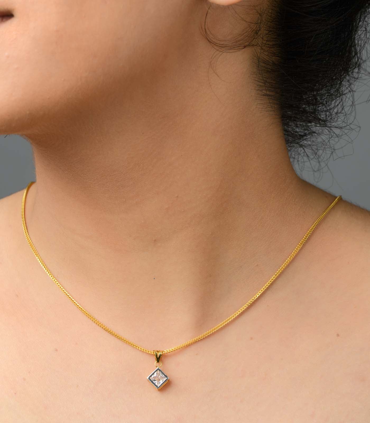 Single-studded quadra chain pendant