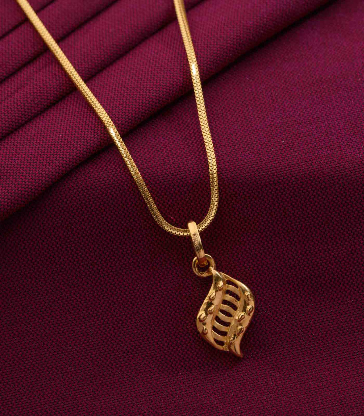 Swirl chain pendant