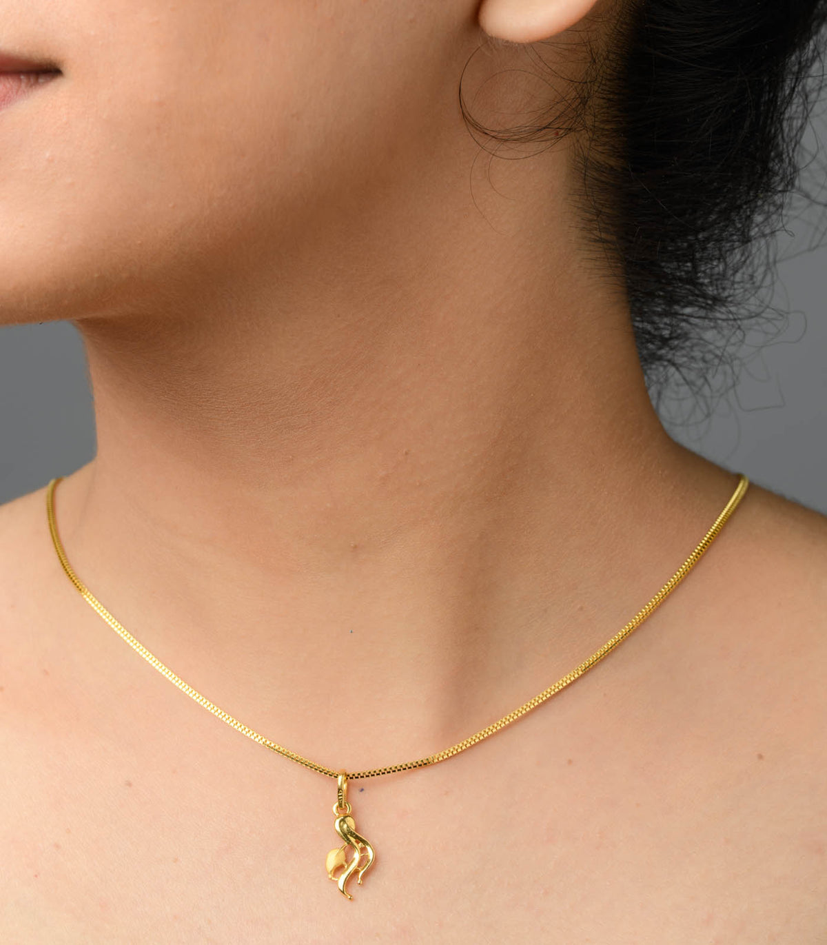 Entangle gold chain pendant