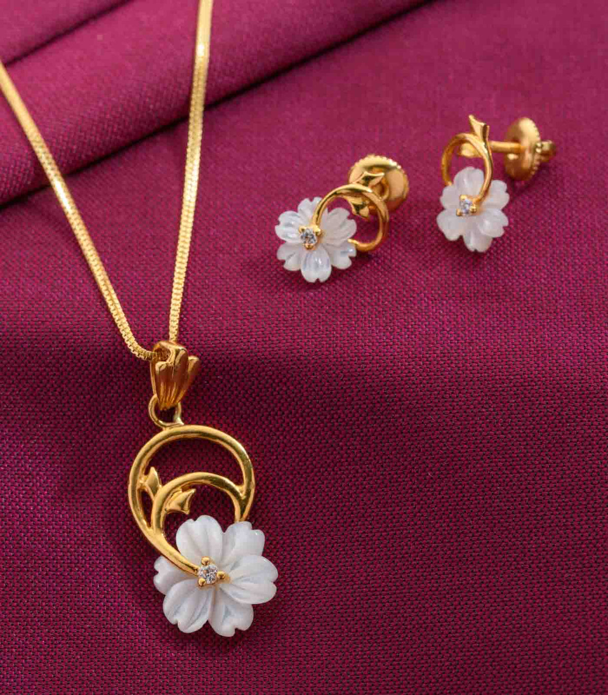 Drop Blossom Gold Pendant Set