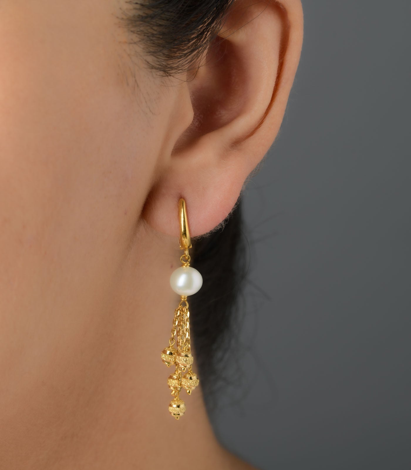 Flounce With Pearl Earrings